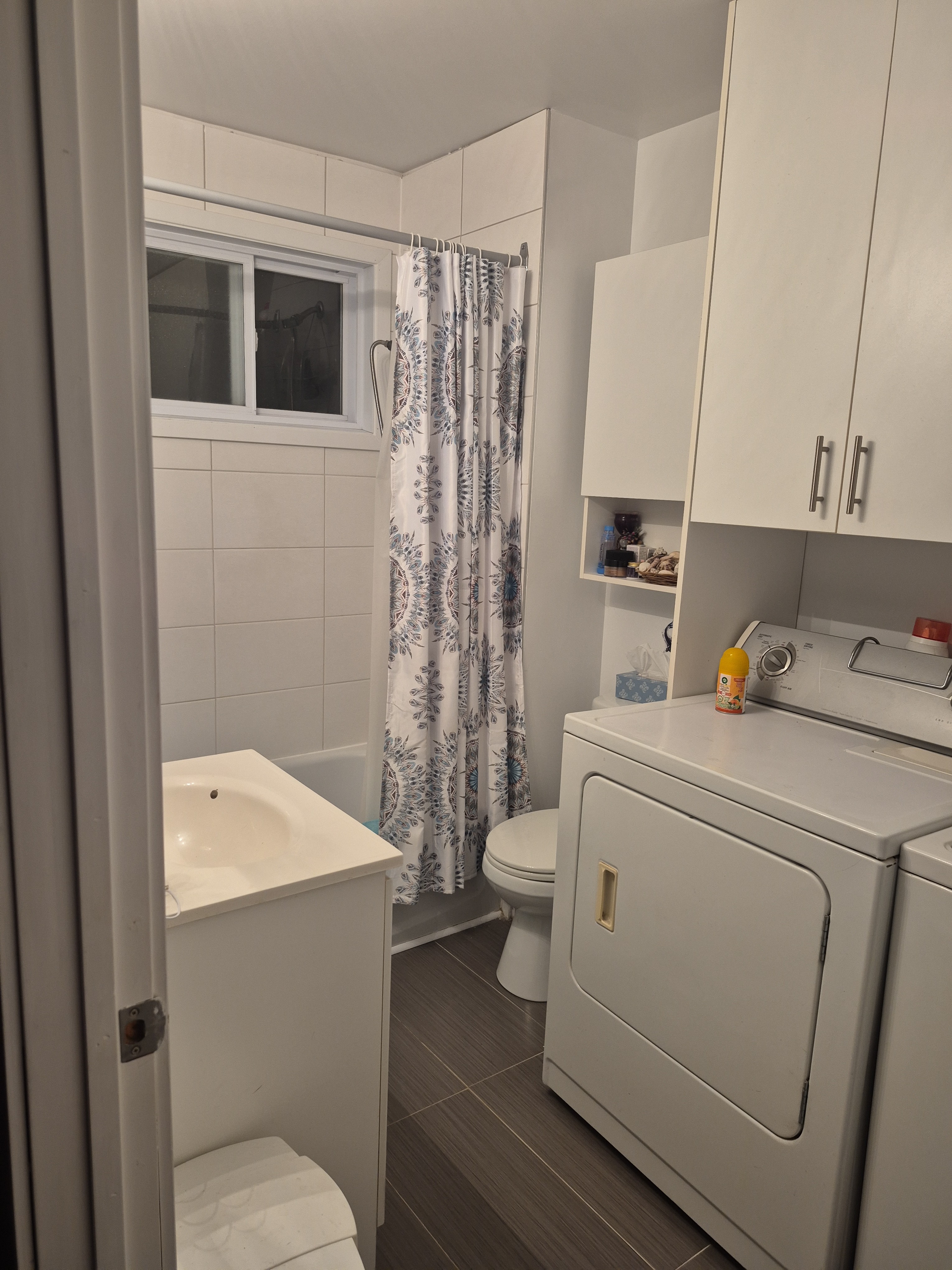 Salle de bain avant la transformation virtuelle